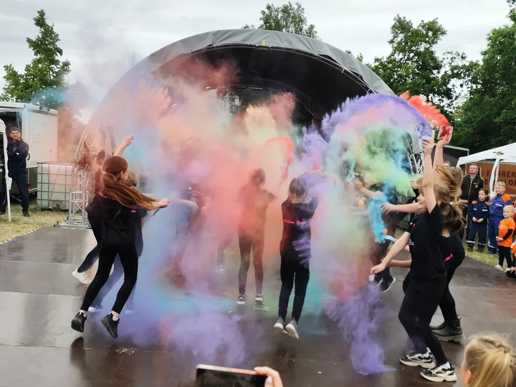 Modern Dance Kindertanzgruppe mit Holypulver